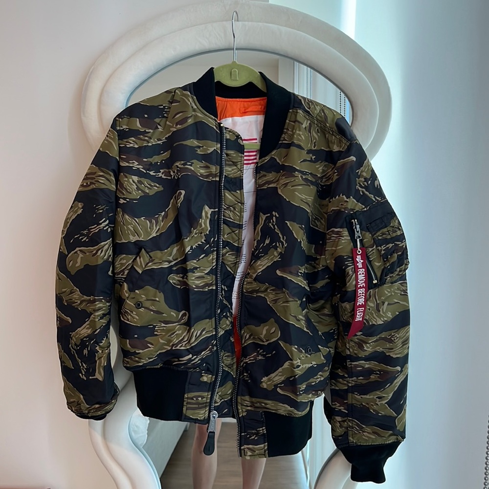 Reversible bomber jacket